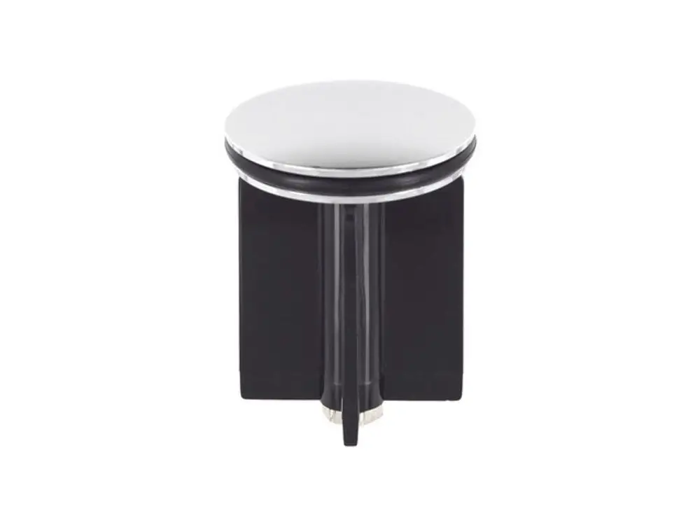 Schwarzer Plunger mit silberner Oberfläche, hergestellt von Ideal Standard, für Sanitäranwendungen vorgesehen.
